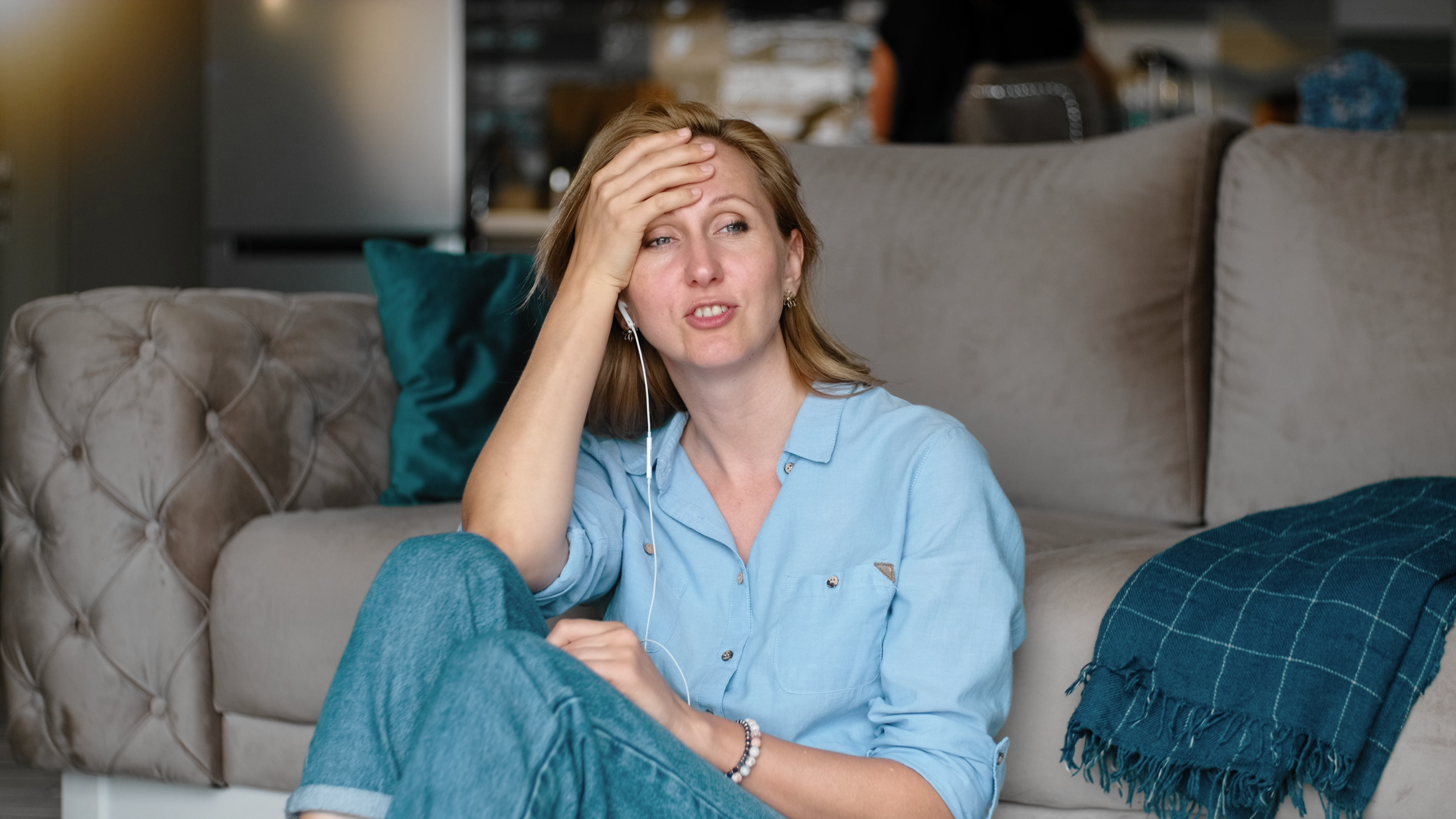 Adult uses ChatGPT voice mode to talk out loud — a hands-free way to use AI on a phone.